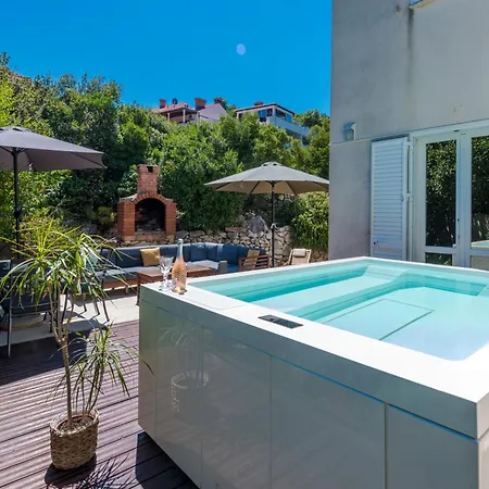 With Terrace And Mini Pool Gold Апартаменты Дубровник